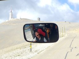 4. wie in einer anderen welt der gipfel des 1912 m hohen mont ventoux. der fahrradfahrer erinnert daran dass die tour de france und und zu uber den hausberg von carpentras fuhrt